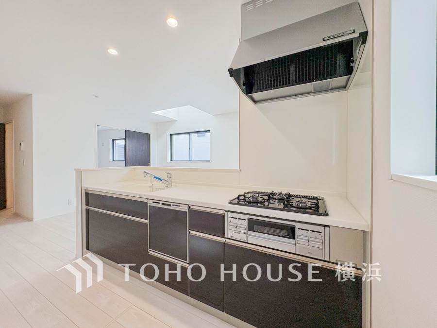 手元の収納から、足元の収納までが全てスライド式で、奥のスペースまで有効に活用できます。奥まで上から見渡せるので、たまにしか使わない調理器具もサッと取出せます。