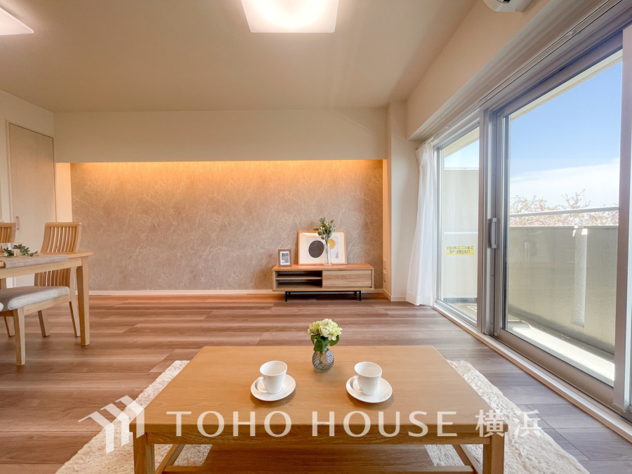 太陽の恵みを受けた明るい空間。吹きぬける風を感じながら爽やかで風通しの良い暮らしが叶います。
