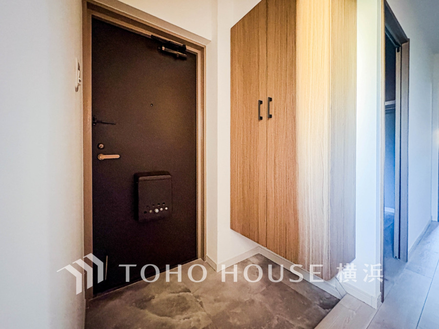 清潔感あふれる玄関は、収納力に優れたシューズボックスでスッキリと整理整頓が可能です。