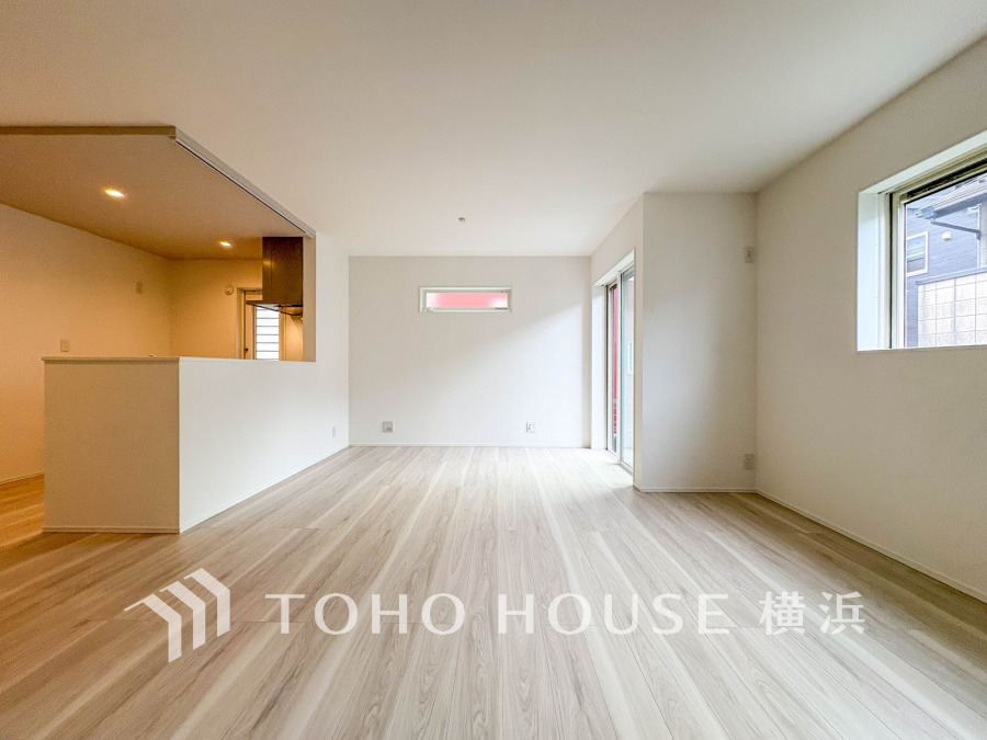 光と風が溢れる開放的なリビングダイニングには自然と家族みんなが集まってきます。明るく穏やかな空気の中で飲んだり、食べたり、笑ったり。