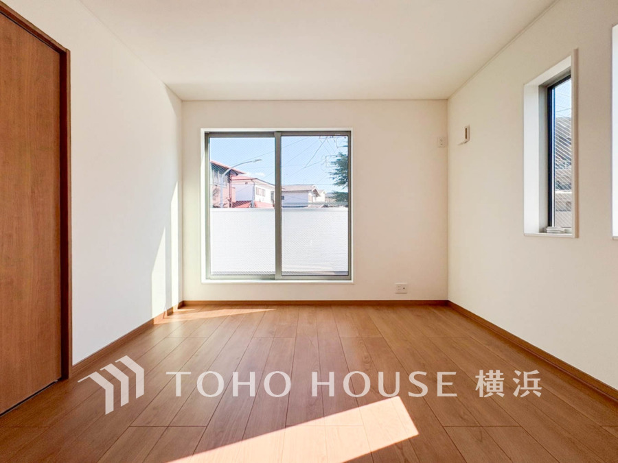 大きな窓からたっぷりと陽光が注がれる明るい空間。家族の成長に対応できる永住仕様の間取り。一日の疲れをいやしてくれる主寝室。時を忘れて過ごす場所として過ごせるお部屋。