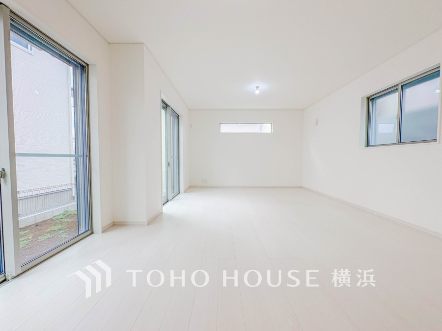 光と風が溢れる開放的なリビングダイニングには自然と家族みんなが集まってきます。明るく穏やかな空気の中で飲んだり、食べたり、笑ったり。