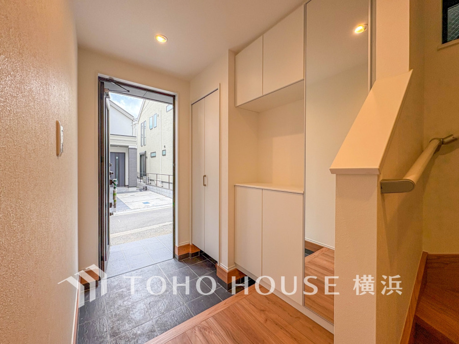 収納力の豊富なシューズボックスを設置した玄関スペース。