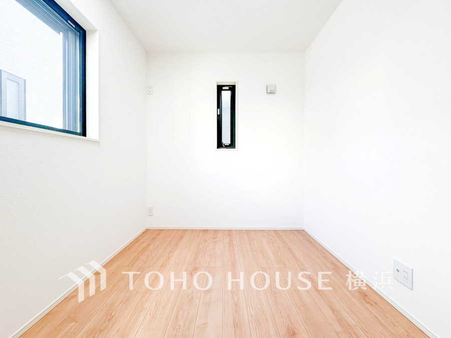 明るい自然光が差し込むシンプルで清潔感あふれる洋室。快適な住空間を演出します。