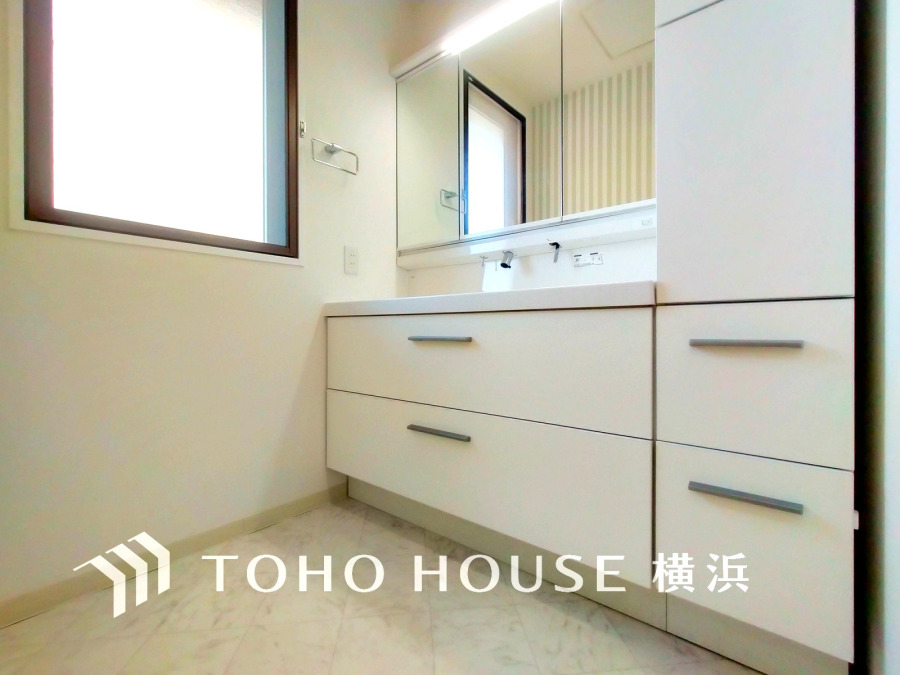 十分な大きさの洗面台は収納もさる事ながら、身だしなみチェックや歯磨きなど、朝の慌ただしい時間でもホテルライクなスペースで余裕とゆとりを感じて頂けます。