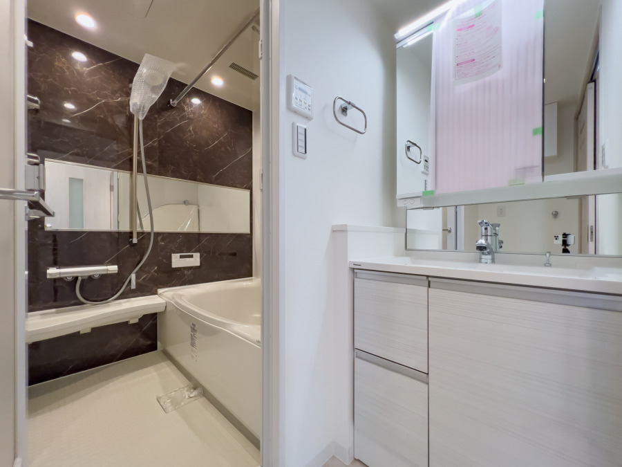 新規交換された清潔感あふれる洗面化粧台とユニットバス。便利な浴室暖房乾燥機付きです。
