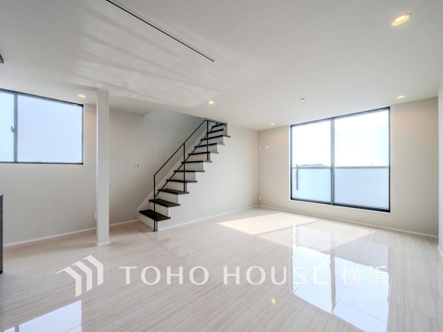 大きな窓からたっぷりと光が入る明るいLDK。落ち着いた雰囲気に包まれた空間です。
