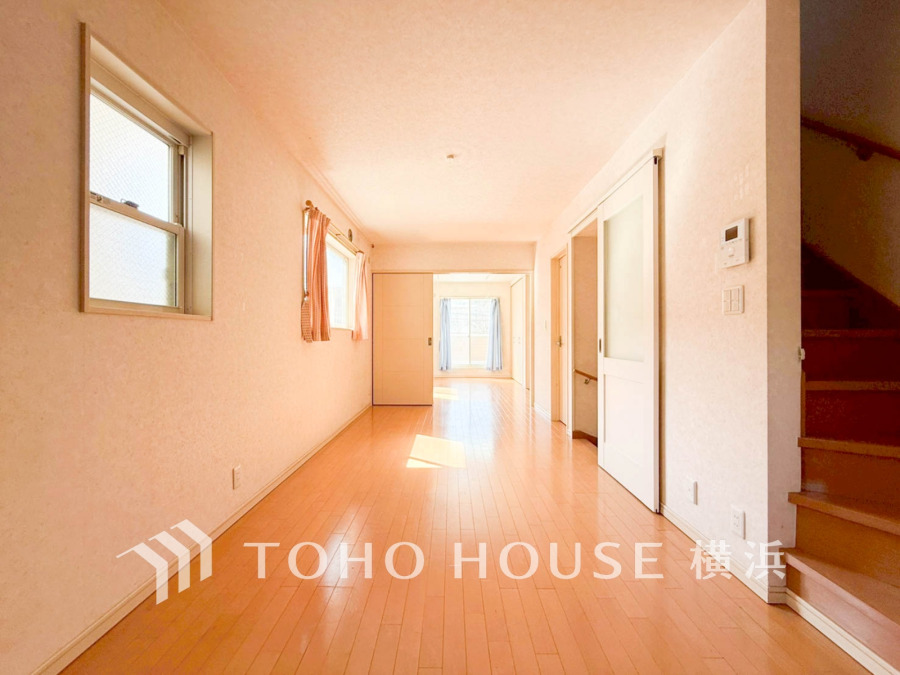 明るい自然光が差し込む、広々としたリビング。温かみのある木目床が心地よい空間を演出します。