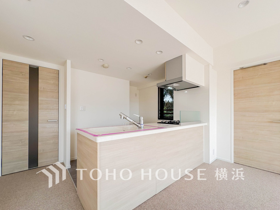 光と風が溢れる開放的なリビングダイニングには自然と家族みんなが集まってきます。明るく穏やかな空気の中で飲んだり、食べたり、笑ったり。