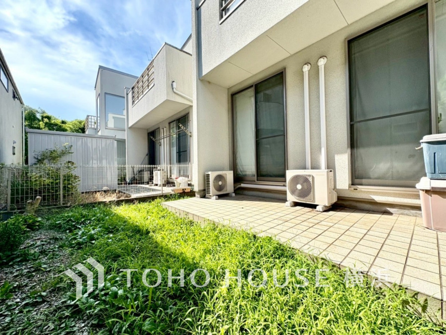 毎日の暮らしの中に癒しを与えてくれるお庭スペース。小さなお子様の遊び場にもちょうど良い空間です。ガーデニングで色とりどりの草花を綺麗に飾ればより一層華やかな空間になります。