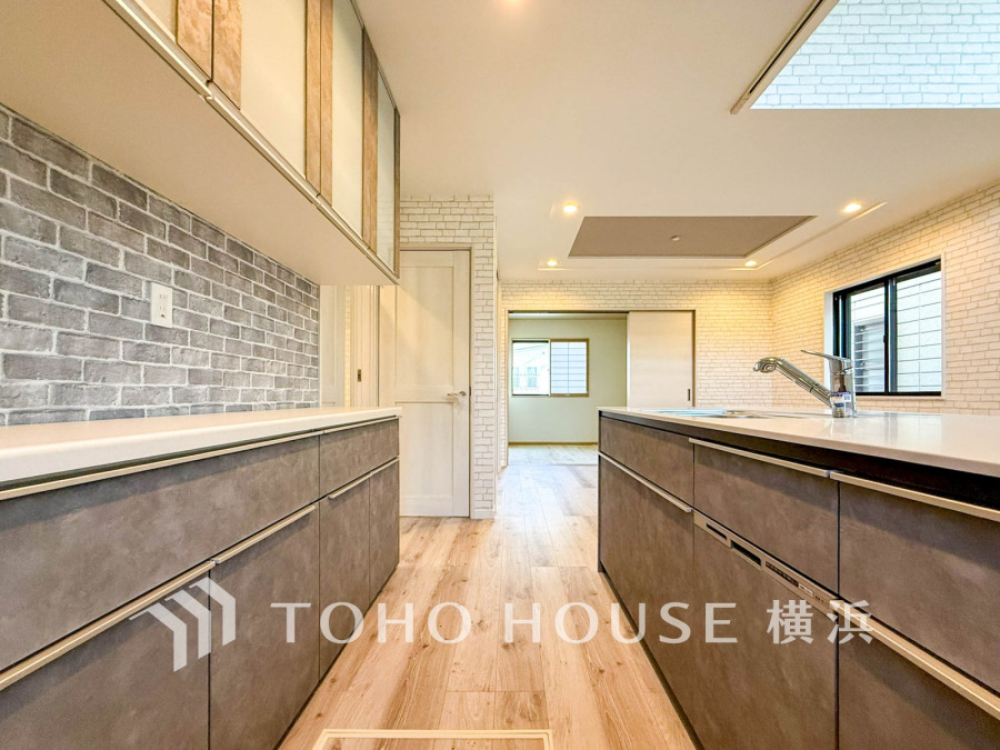 内装の主役でもあり、日常活躍する重要な水回りでもあるからこそ機能性・デザイン性に力を入れております。お手入れのしやすいシステムキッチンを採用しております。