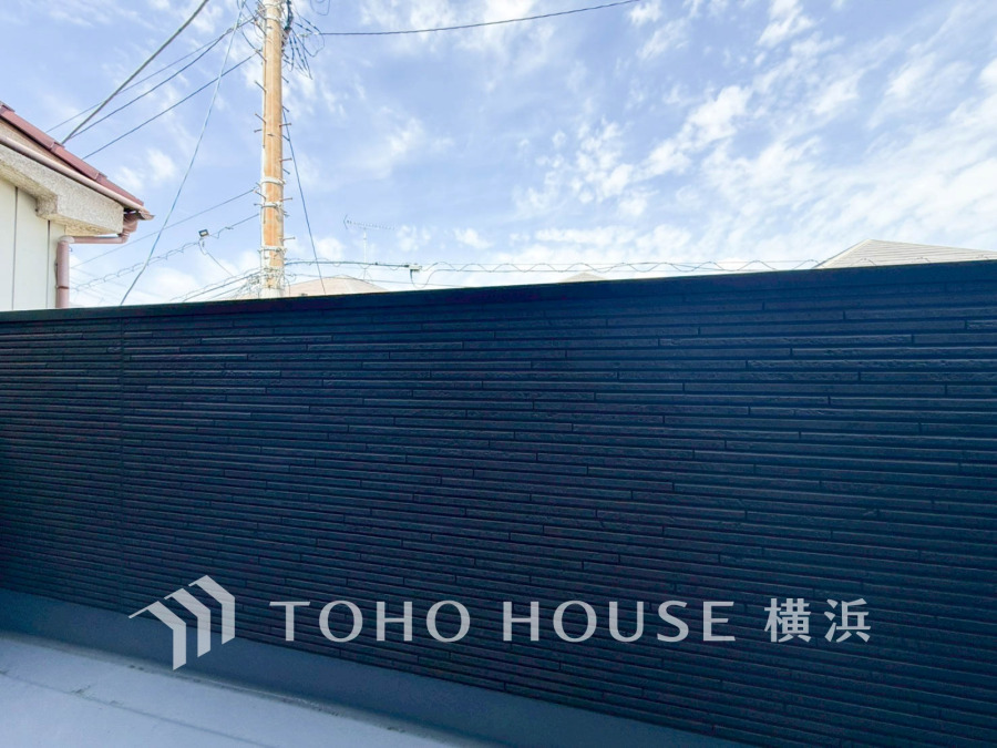 暮らしの中で光と風を演出してくれるバルコニー、見事なまでの開放的な空間を演出しながら、プライベート性も確保された空間は我が家の自慢。