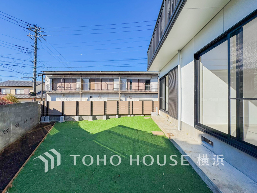 陽当たり良好な広々とした庭付きの戸建て。プライベート空間を確保した静かな住環境です。