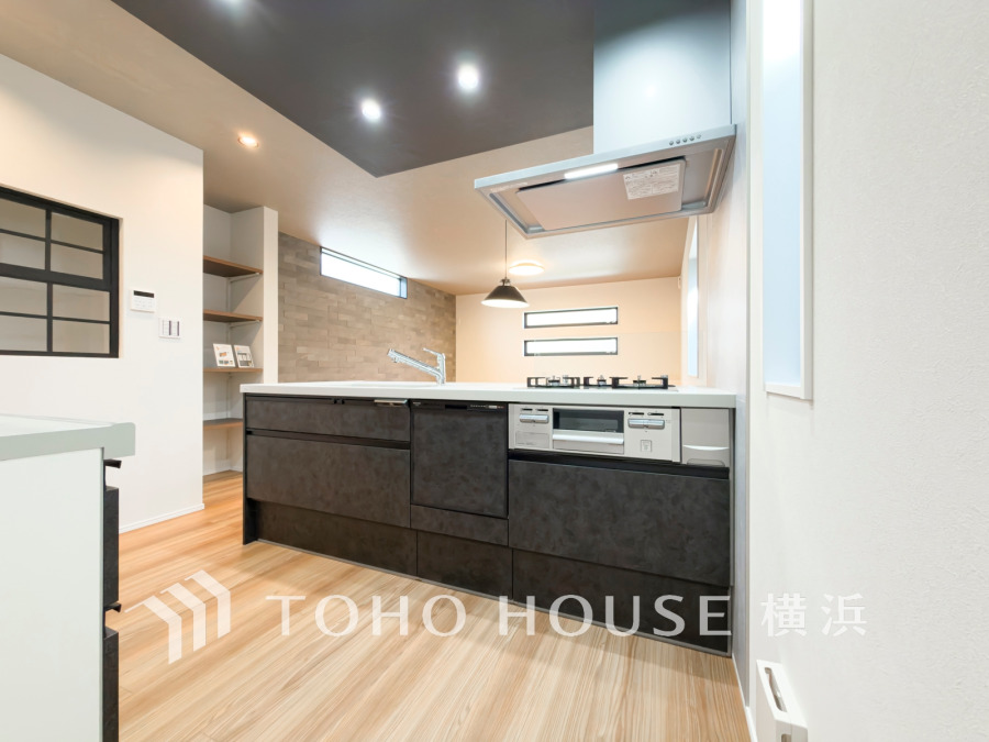 キッチンはリビングが見渡せるペニンシュラタイプ。リビングで遊ぶお子様を見守りながら作業ができ、子育てファミリーには嬉しいですね♪