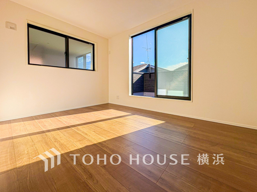 バルコニーに面した明るい洋室。穏やかな陽射しが、ゆったりとした寛ぎの時間を包みます。
