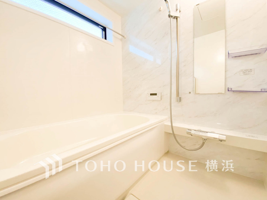掃除のしやすさ・収納の便利さなど、おふろを使う人、お手入れする人、みんなにとっての「しあわせ性能」を追求したバスルームを採用いたしました。