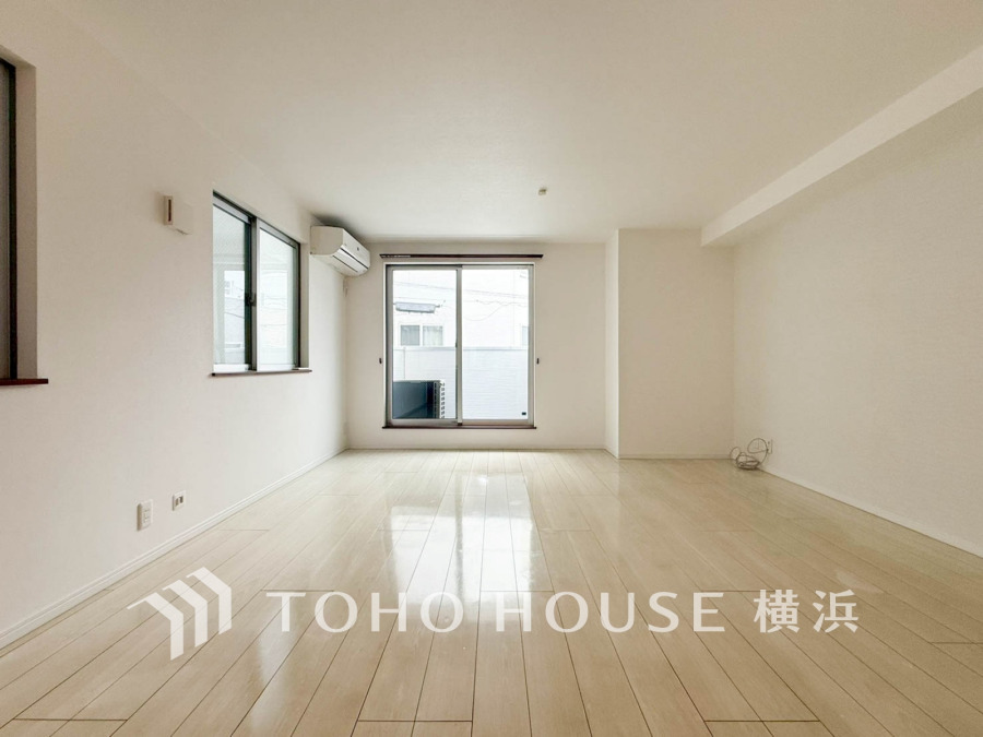 明るい自然光が差し込む、広々としたシンプルなリビング空間。快適な暮らしを実現します。