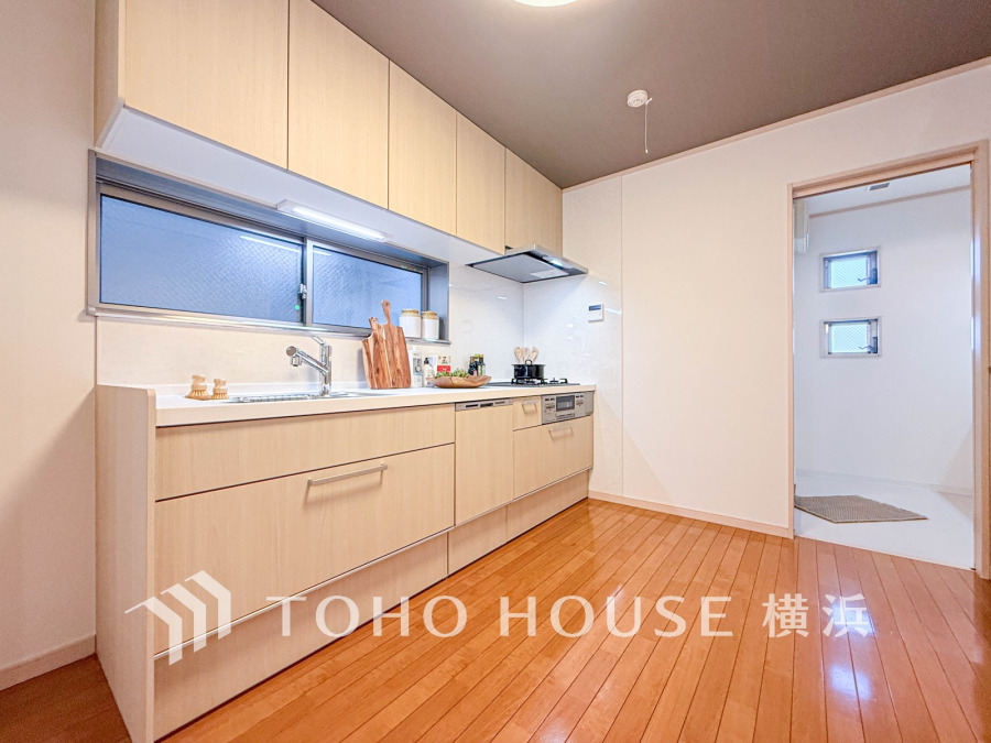 開放的なオープンキッチンはリビングとの一体感のある明るい空間。
