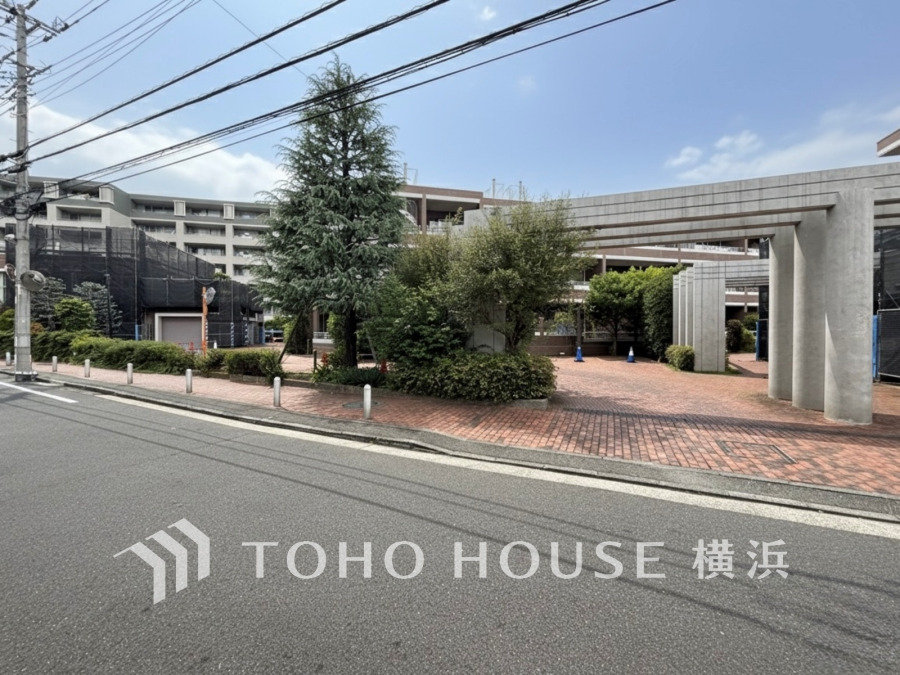 爽やかな青空の下に贅沢なほどに降り注ぐ陽光、豊かな居住性と、クオリティが見事に調和した住空間は、住まうことの喜びを感じさせてくれます。