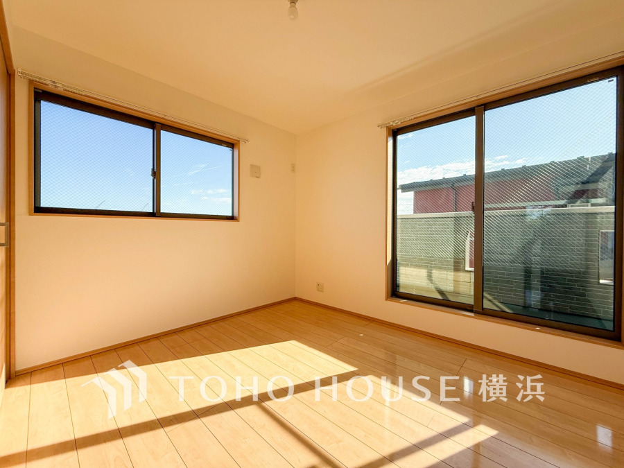 バルコニーに面した明るい洋室。穏やかな陽射しが、ゆったりとした寛ぎの時間を包みます。
