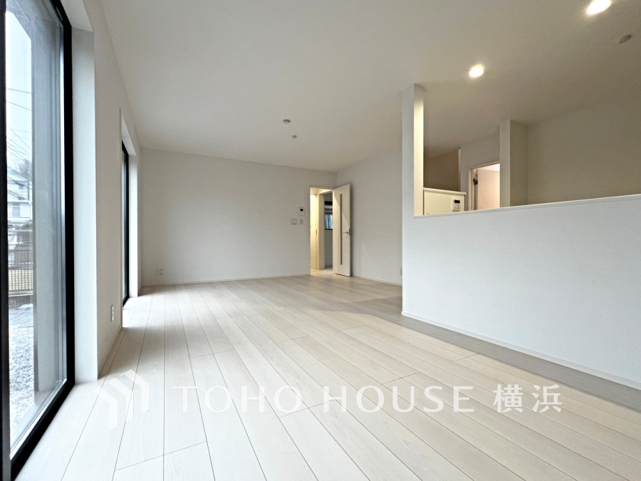 ここにはみんなが集い、食事と楽しい会話が始まる。話に夢中になりすぎて、ついつい時を忘れてしまう。そんな束の間の幸せを感じさせてくれる場所。