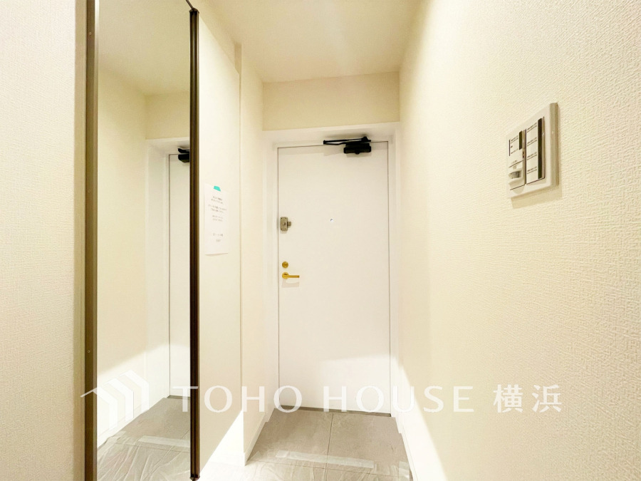 玄関には大型のミラーのついたシューズボックスを設置。
