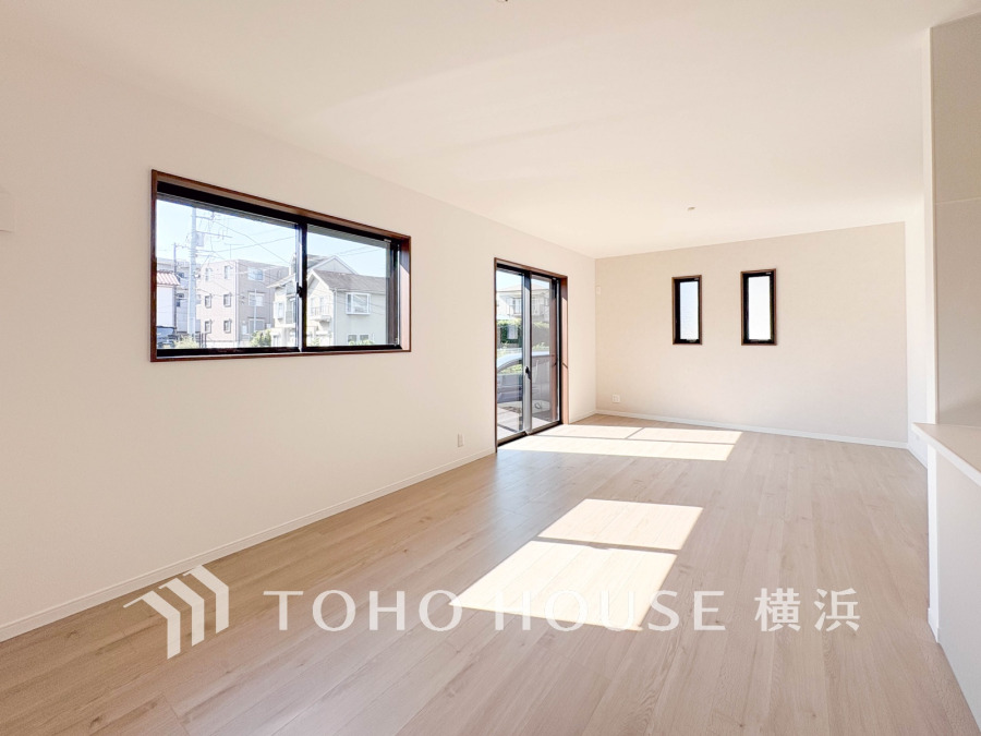 明るく広々としたリビングは、大きな窓から自然光がたっぷり入り、快適な居住空間を実現しています。