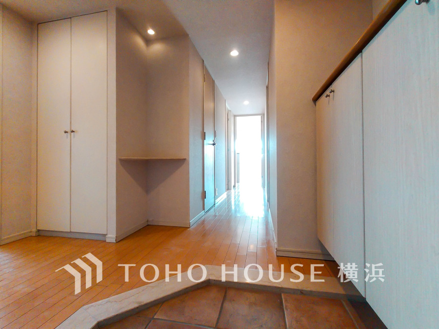 ゆとりある玄関ホール。たっぷりの収納でスッキリ片付きます。