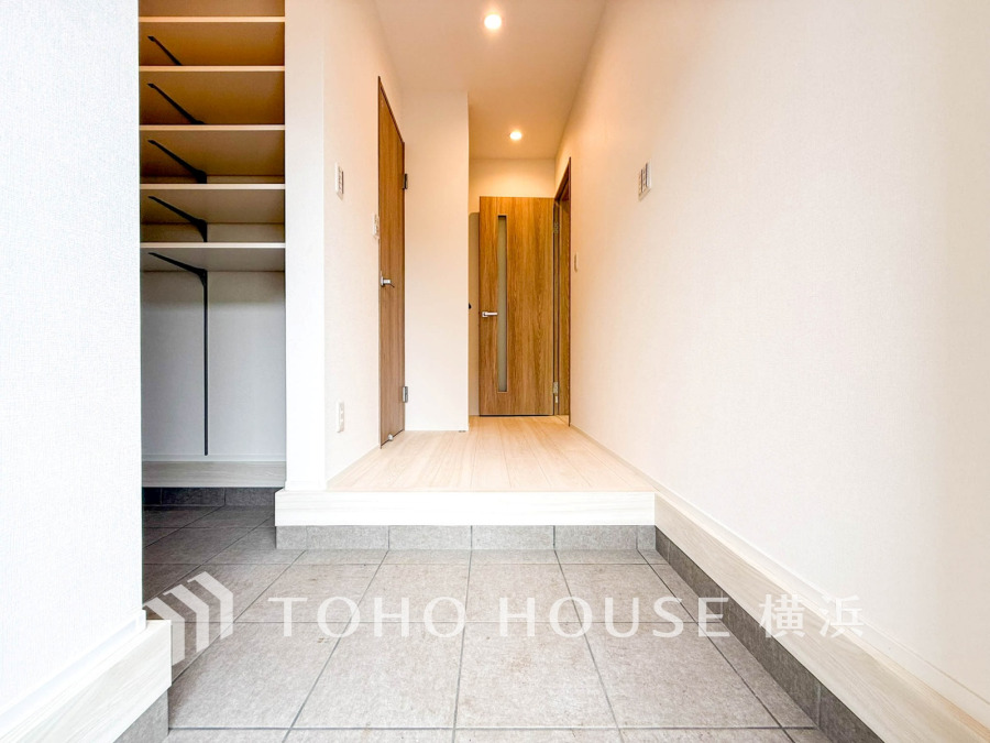 居住者の帰り、訪れる方を優しく迎え、やすらぎに満ちた生活空間を予感させる。健やかな暮らしを楽しめそう。