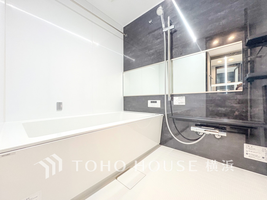 心地よいリラックスを叶える清潔感溢れる美しい空間。快適で機能的なバスルームです。
