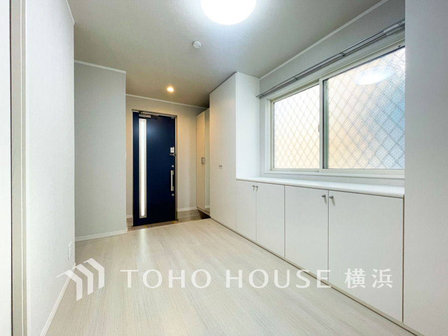 充実の収納付きの玄関スペース兼9.6帖の洋室。明るくゆとりある空間です。