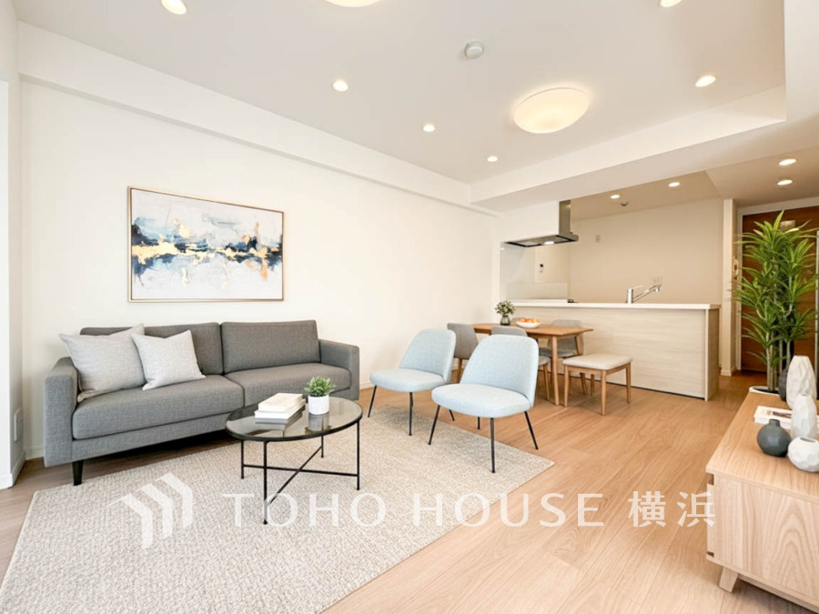 光と風があふれる開放的なリビングダイニングには自然と家族みんなが集まってきます。明るく穏やかな空気の中で飲んだり、食べたり、笑ったり。（装飾品はAI加工です）