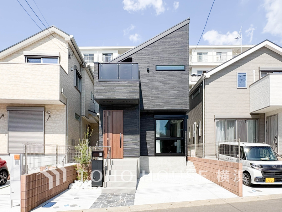 爽やかな青空の下に贅沢なほどに降り注ぐ陽光、豊かな居住性と、クオリティが見事に調和した住空間は、住まうことの喜びを感じさせてくれます。