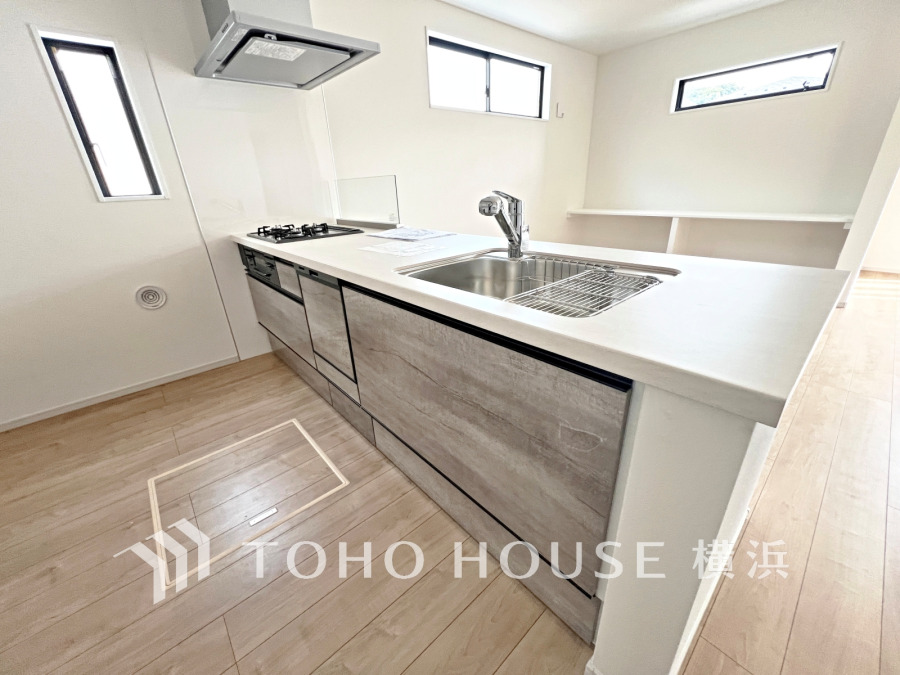 明るく開放的な対面キッチン。収納豊富で使いやすく、家族との会話が弾む設計です。