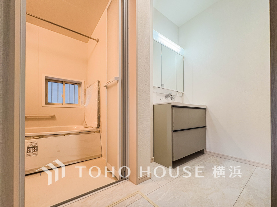 清潔感あふれる洗面室と浴室。使いやすさを考えたシンプルで機能的な設計が魅力です。