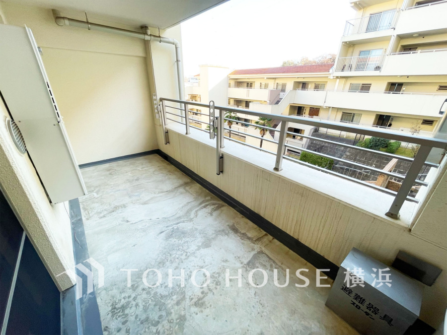 ゆったりとした広さのバルコニーは、洗濯物干しやガーデニングなどに。陽当たり良好な南東向きです。