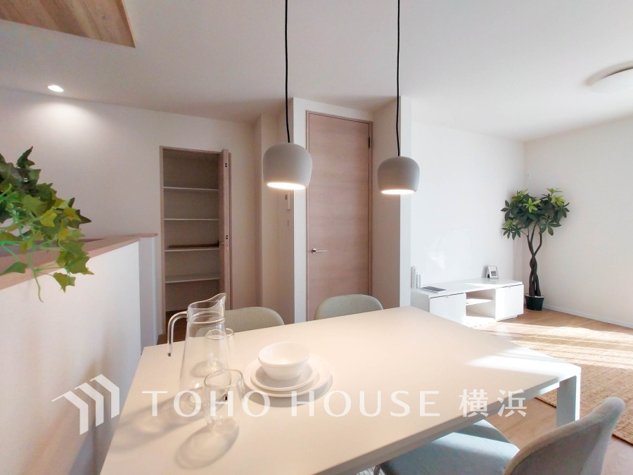 和やかで洗練された空間の演出。寛ぎとコミュニケーションを育む居心地のよい場所。やわらかな陽射しが降り注ぎ、室内に開放感と爽快感をもたらします。