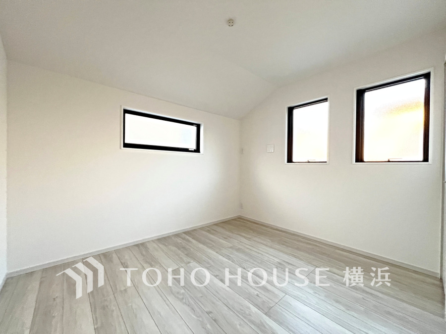 三面に窓を設けた明るく風通しの良い洋室。シンプルな内装で多彩なインテリアに対応可能です。