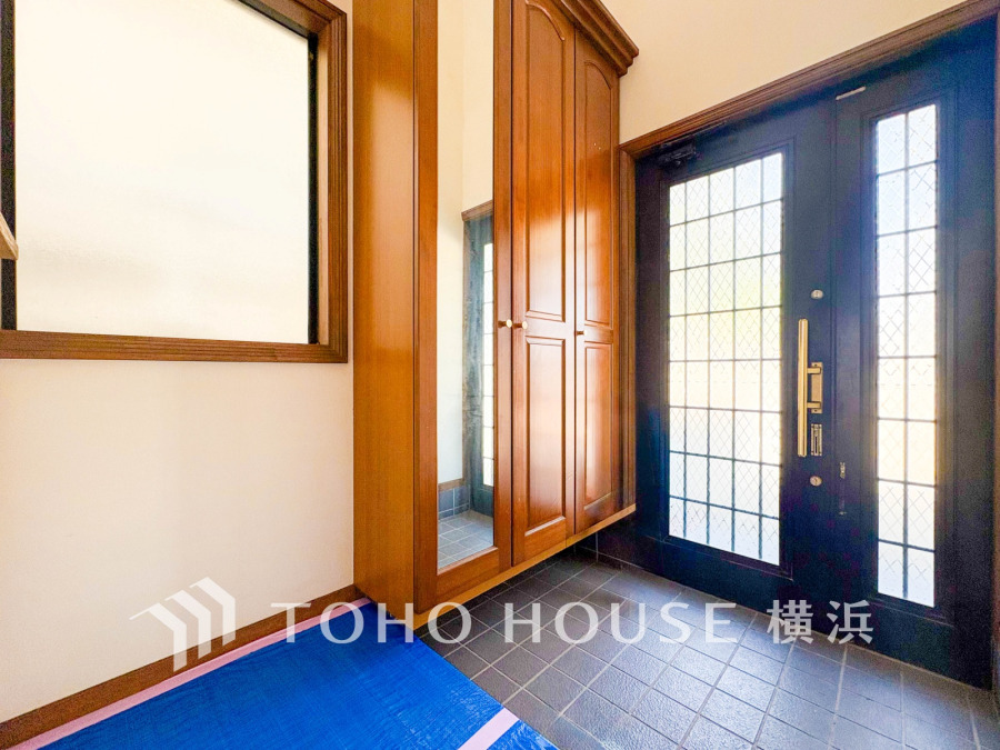 【2026年3月撮影】明るい自然光が差し込む玄関は大型収納付きで、すっきりとした空間を実現しています。