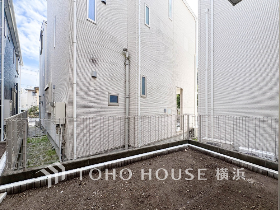 毎日の暮らしの中に癒しを与えてくれるお庭スペース。小さなお子様の遊び場にもちょうど良い空間です。ガーデニングで色とりどりの草花を綺麗に飾ればより一層華やかな空間になります。