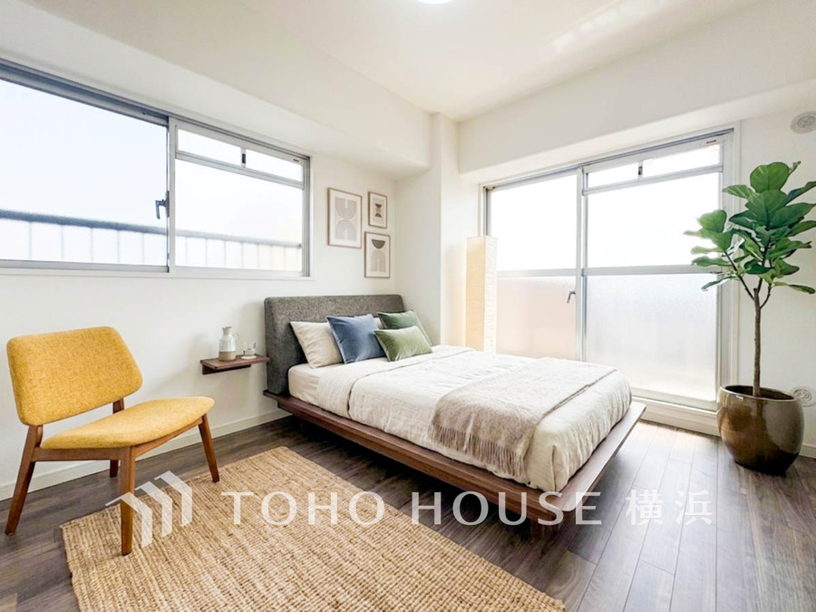 穏やかな寛ぎを届ける上質仕様のゆとりあるお部屋。自分時間を充実させながら心豊かにできるプライベート空間。（家具・装飾品はAI加工です）