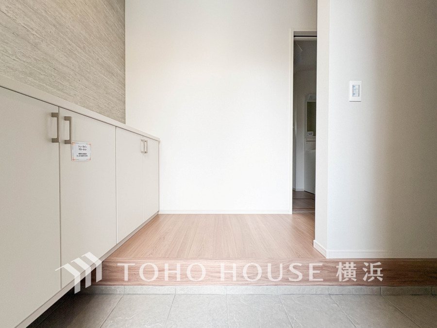 上質感漂う玄関スペース。居住者の帰り、訪れる方を優しく迎え、安らぎに満ちた生活空間を予感させます。
