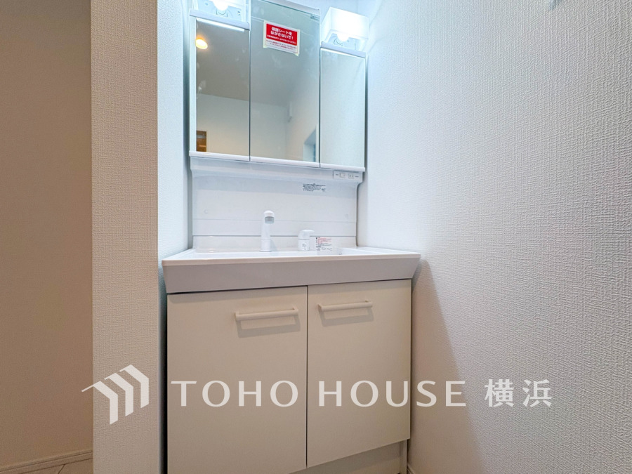 十分な大きさの洗面台は、身だしなみチェックや歯磨きなど、朝の慌ただしい時間でも余裕とゆとりを感じて頂けます。