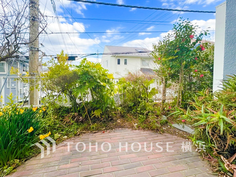 四季折々の花々が彩るプライベートガーデン。ゆったりとした空間で癒しのひとときを過ごせます。