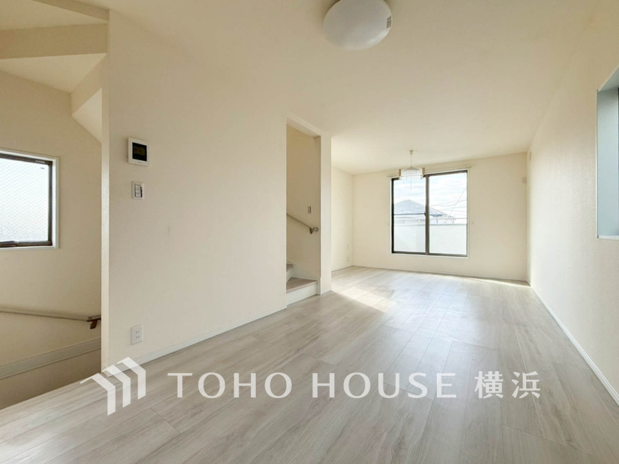 明るい自然光が差し込むシンプルで広々としたリビング空間。リビング階段採用で、家族の動線に便利です。