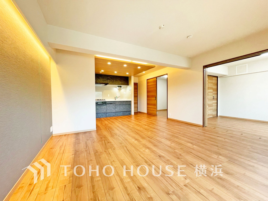 和やかで洗練された空間の演出。寛ぎとコミュニケーションを育む居心地のよい場所。やわらかな陽射しが降り注ぎ、室内に開放感と爽快感をもたらします。