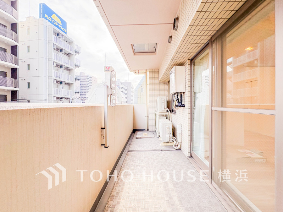 暮らしの中で光と風を演出してくれるバルコニー、見事なまでの開放的な空間を演出しながら、プライベート性も確保された空間は我が家の自慢です。