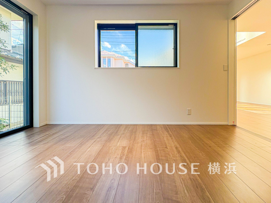 明るい自然光が差し込むシンプルな洋室。広々とした空間で多様なインテリアが楽しめます。