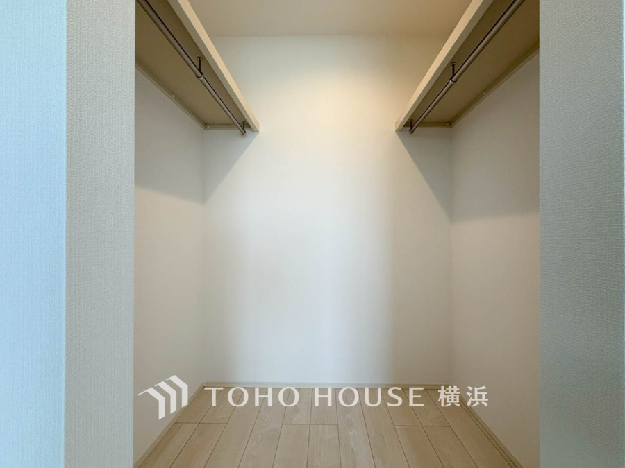 洋服やバッグなどかさばる物を大量に収納できます。タンスなどの家具を置かずに済むので、お部屋を丸ごと使えてスッキリ♪暮らし心地を大きく左右する収納が豊富なお住まいです。