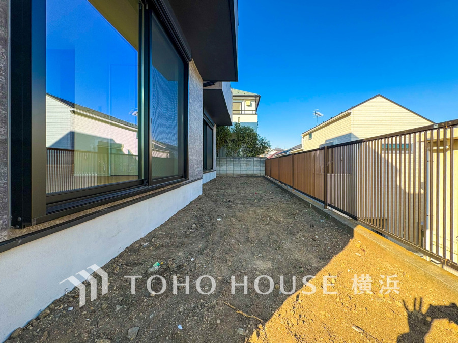 陽当たり良好なお庭スペース。ゆとりある空間は多彩な樹木で彩り心地よい空間に。